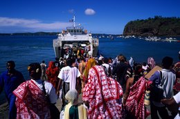Archipel-des-Comores;-Baie;-Barge;-Embarcadère;-Foule;-France;-Kaleidos;-Kaleidos-images;-Kanga;-La-parole-à-limage;-Laurent-Abad;-Mayotte;-Océan-Indien;-Passagers;-Stories-Pictures;-Transport-maritime